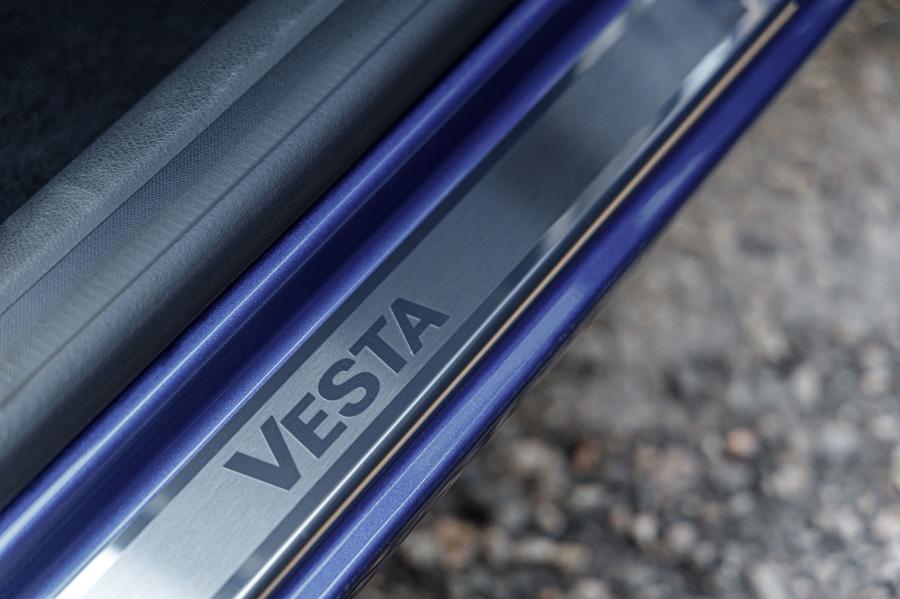 Логотип Lada Vesta Exclusive (GFL) 2016 года  (фото 17 из 25)